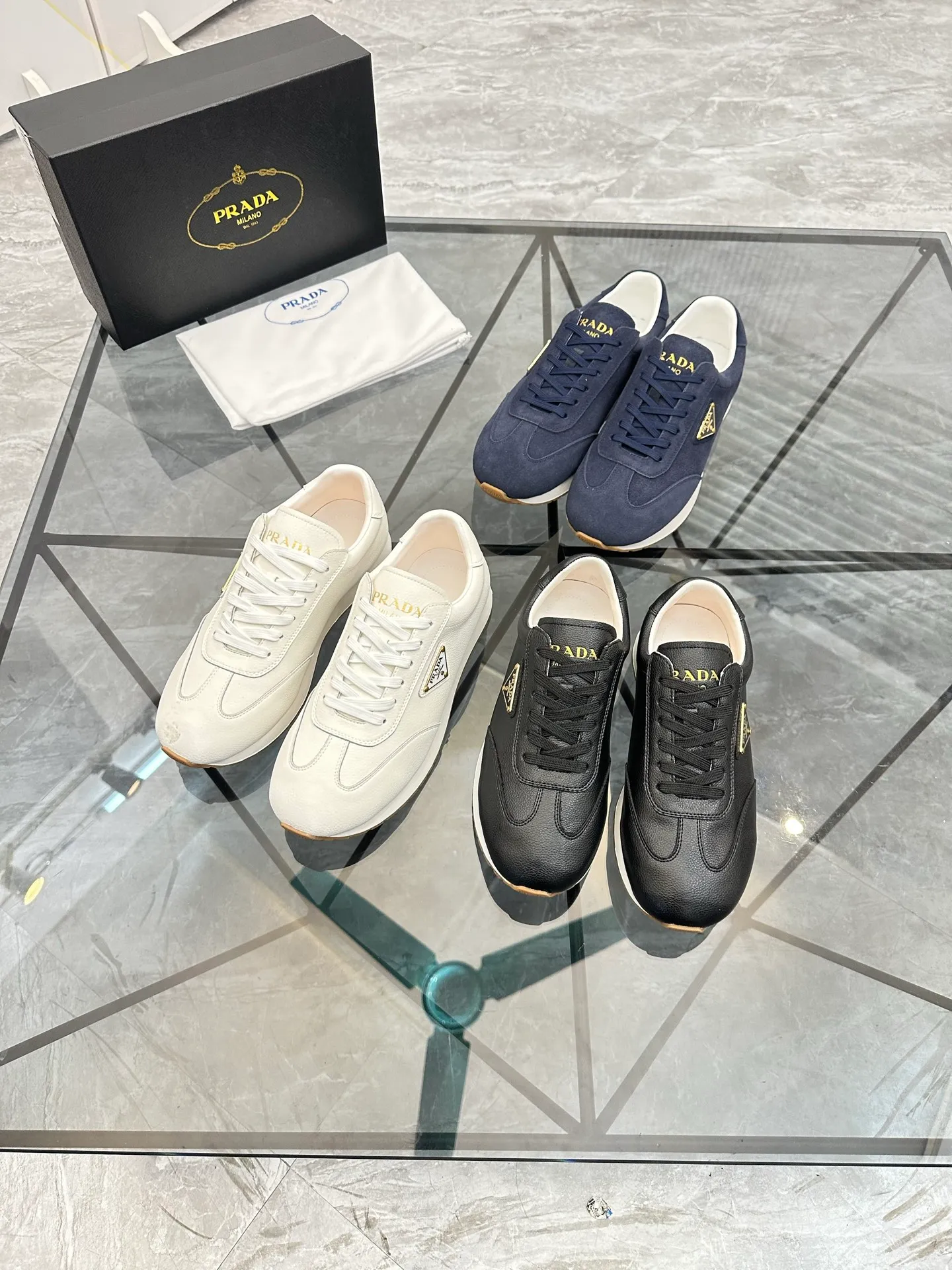 Men's shoes: 💰P420¥ Product trademark: Prada *"Prada*" low-top casual shoes Regular size: 38-44 (can be customized to 45) Product materials: imported cowhide upper, sheepskin lining, original outsole. Number: 020